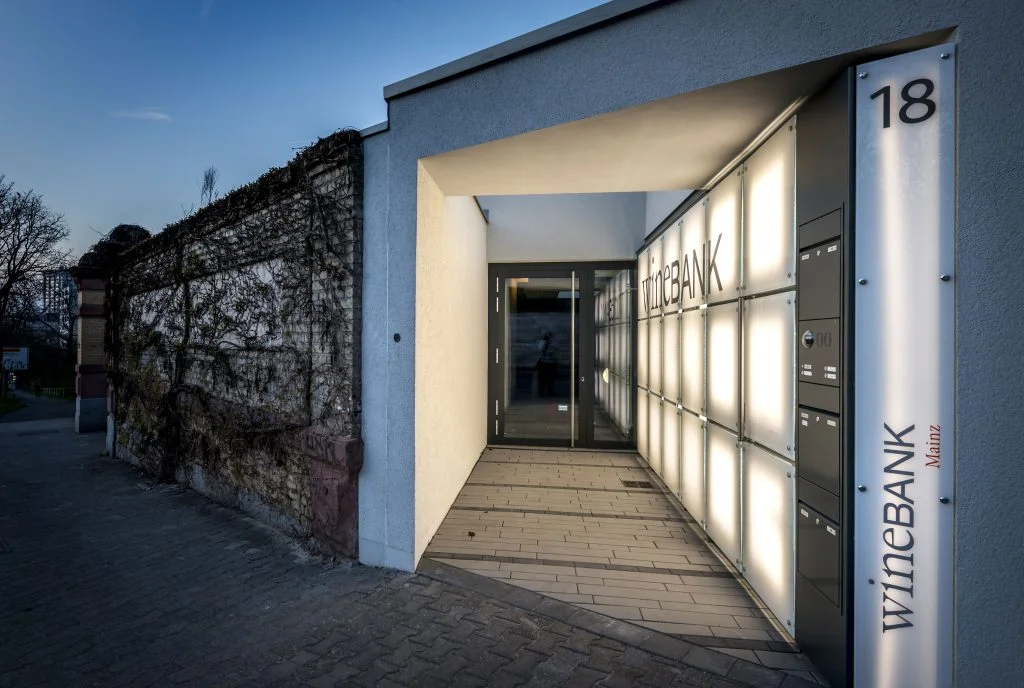 LIEHT Lichtplanung WINEBANK Mainz: Eingang mit beleuchteter Glaswand
