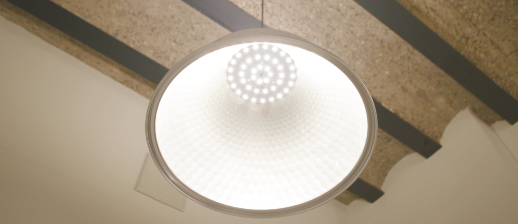 LIEHT Lichtplanung Loft Mannheim: Pendelleuchte mit LED-Feld