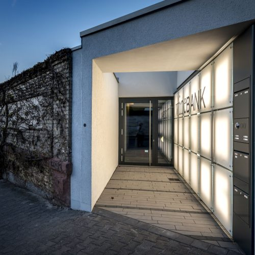 LIEHT Lichtplanung WINEBANK Mainz: Eingang mit beleuchteter Glaswand
