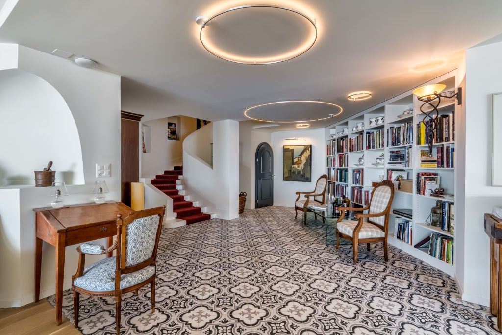 LIEHT Lichtplanung Villa am Genfersee: Bibliotheksecke mit Ringleuchten