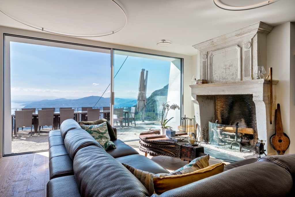 LIEHT Lichtplanung Villa am Genfersee: Sofa vor dem Kamin