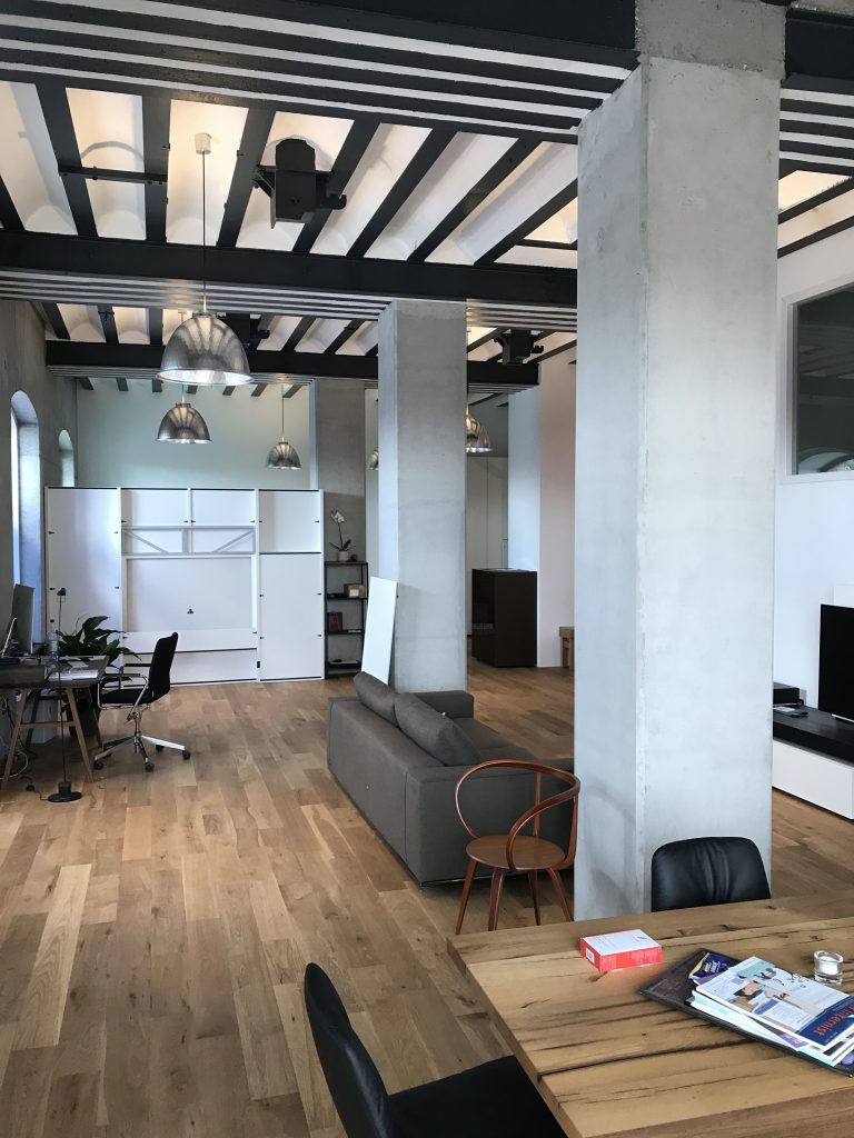 LIEHT Lichtplanung Loft Mannheim: Wohnbereich mit Balkendecke