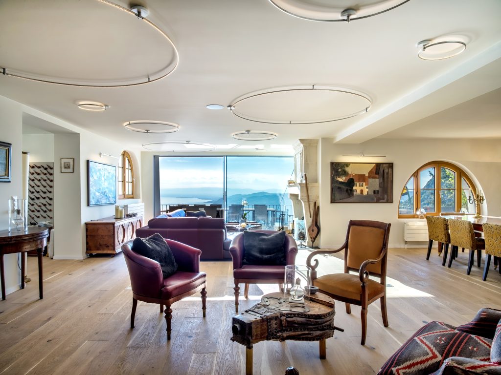 LIEHT Lichtplanung Villa am Genfersee: Sitzbereich mit Panoramablick