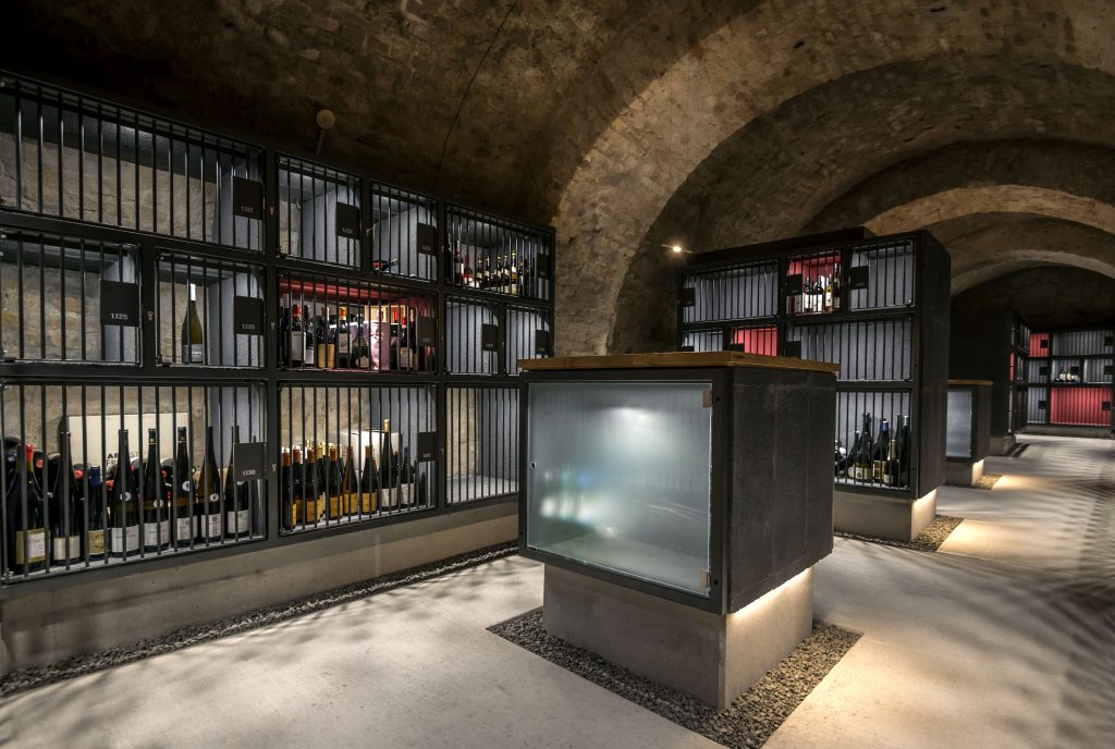 LIEHT Lichtplanung WINEBANK Mainz: Gewölbekeller mit Weinregalen