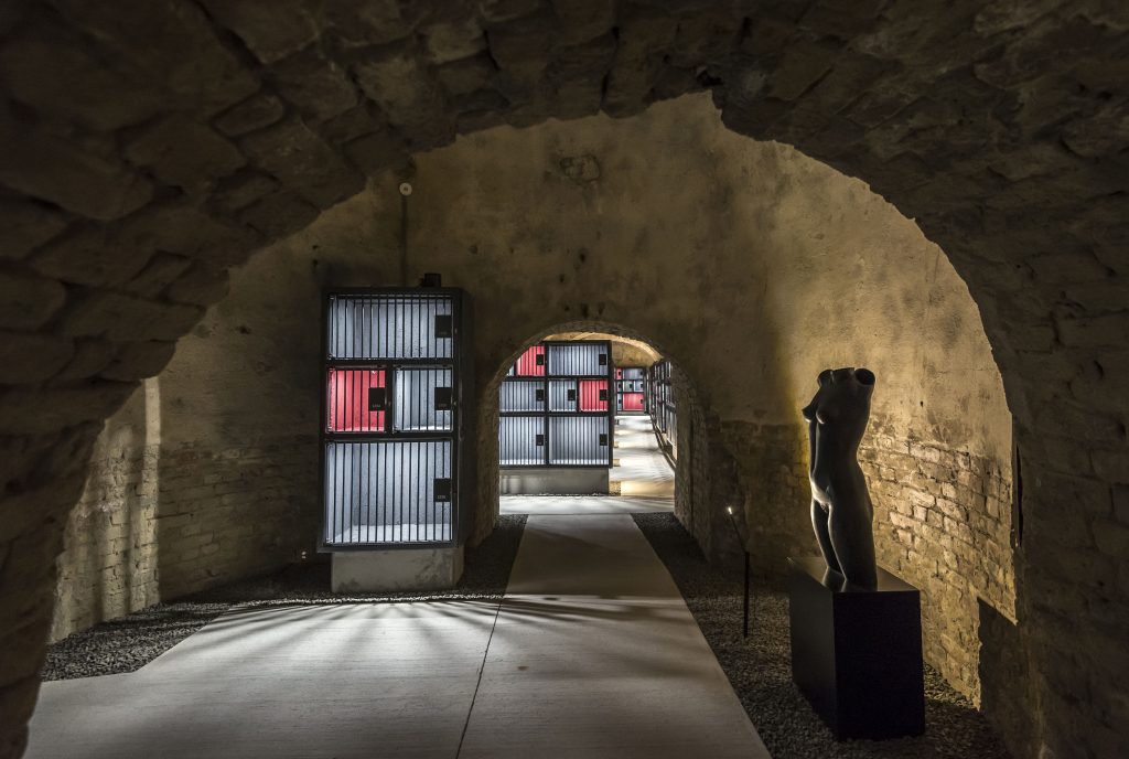 LIEHT Lichtplanung WINEBANK Mainz: Gewölbegang mit Skulptur