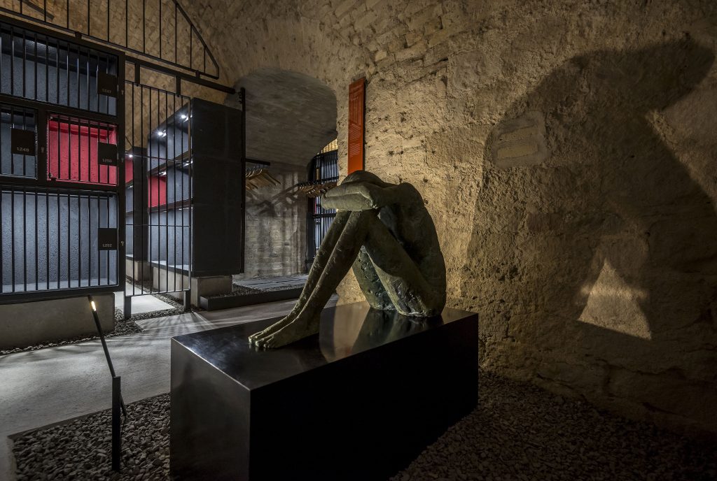 LIEHT Lichtplanung WINEBANK Mainz: Kellergang mit Bronzefigur