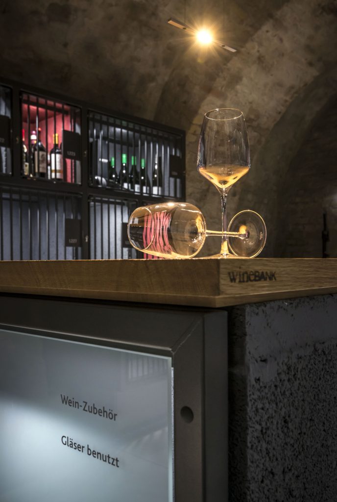LIEHT Lichtplanung WINEBANK Mainz: Weingläser auf dem Tresen