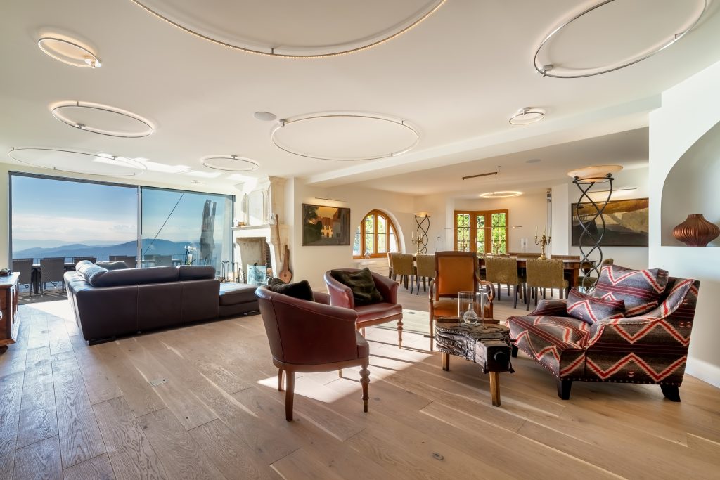 LIEHT Lichtplanung Villa am Genfersee: Wohnraum mit Seeblick