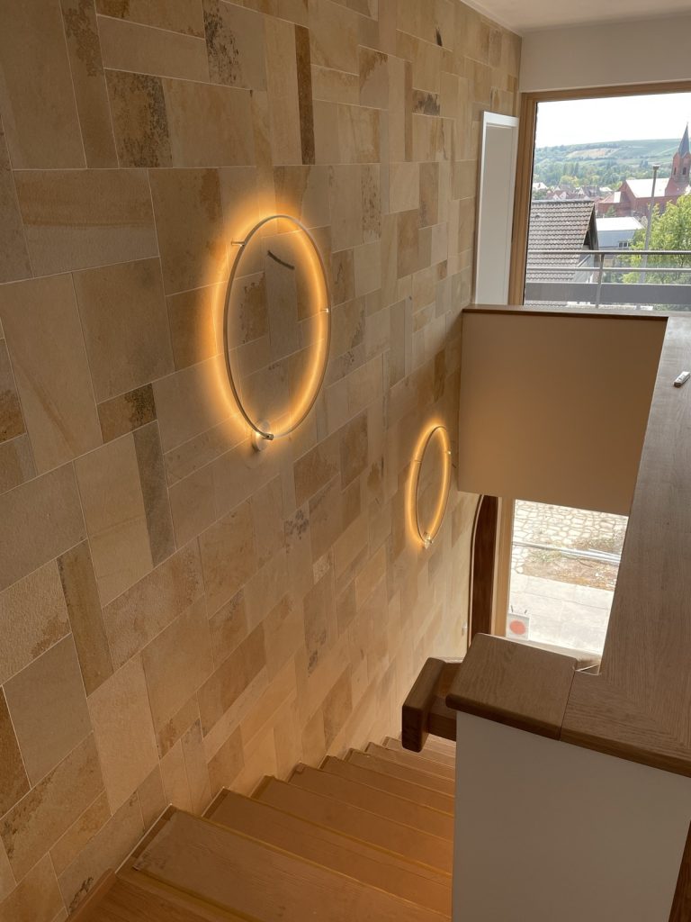 LIEHT Wand-/Deckenleuchte ZIRCLE: im Treppenhaus an der Natursteinwand