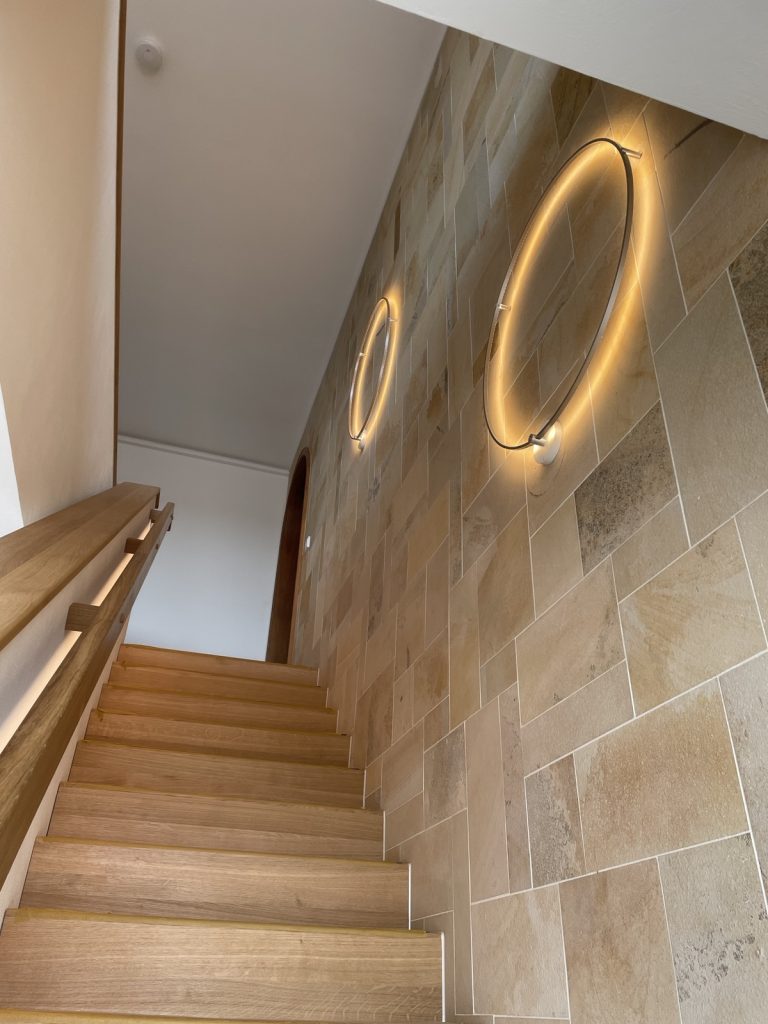 LIEHT Wand-/Deckenleuchte ZIRCLE: über der Treppe an der Natursteinwand